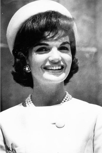 Jacqueline Lee Bouvier ''Jackie'' Kennedy Onassis, l’ex-First Lady américaine, devenue l’une des plus grandes icônes que l’Amérique ait connue, est décédée le 19 mai 1994 à New York, à l’âge de 64 ans. 20 ans après, son image demeure intacte, et son style reste une référence.