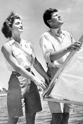 Le couple dans le lieu de villégiature des Kennedy, à Hyannisport, avant son mariage (en 1953).