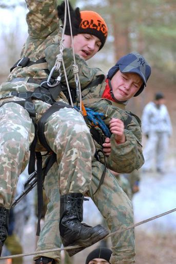 Bienvenue à l'entraînement des mini-soldats - Kalach, combat et saut en parachute