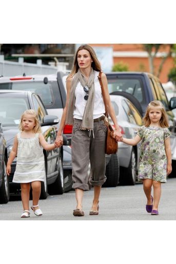 La veille, la princesse Letizia et ses deux filles se promenaient dans la ville.