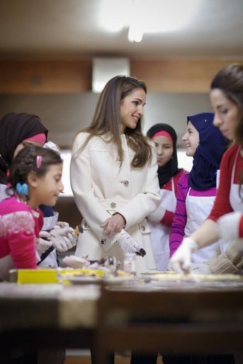 La reine fait des gâteaux avec les jeunes filles - Rania, bonne pâte avec les orphelins 