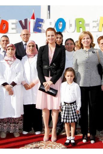 Lalla Khadija lors de son premier engagement public, une visite de l'association de sa mère pour la lutte contre le cancer, en février 2012.