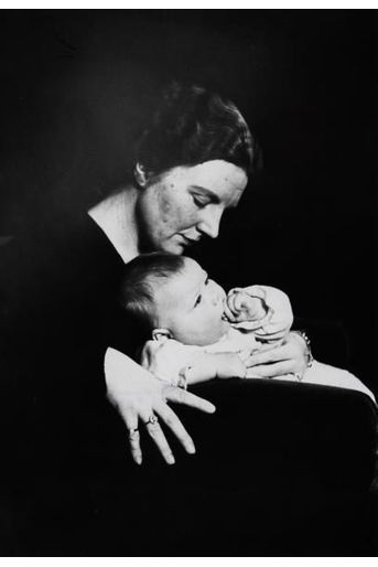 Beatrix dans les bras de sa mère Juliana, en 1938