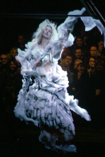 Blacklistée, elle défile en hologramme pour Alexander McQueen en mars 2006