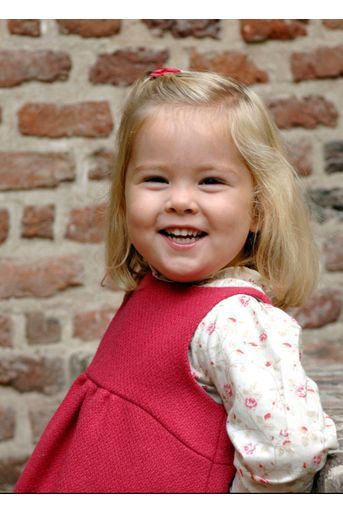 Catharina-Amalia et son grand sourire en 2006