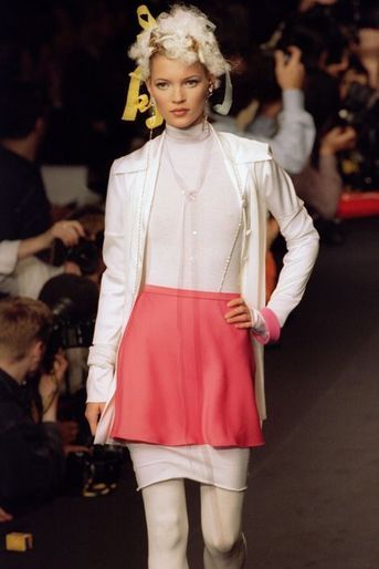 En 1994, à 20 ans, elle défile pour Karl Lagerfeld...