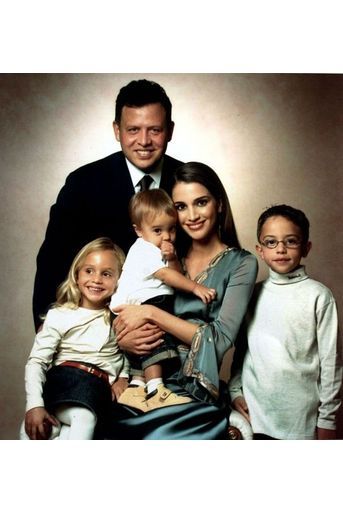 En 2001, avec le roi Abdallah, et trois de leurs quatre enfants, de gauche à droite, la Princesse Salma, la Princesse Eyman et le Prince Hussein. 