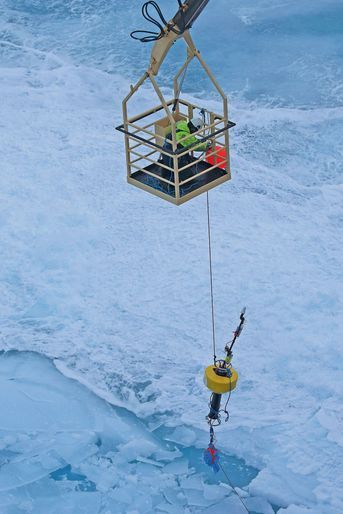En 2013, l’installation d’une bouée acoustique au nord-est du Groenland afin de collecter des données sonores qui seront analysées en temps réel. 