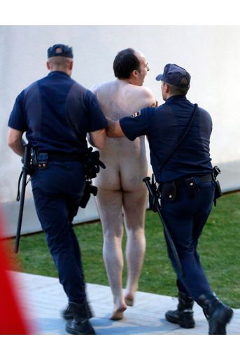 Un homme nu protestant contre la monarchie devant l'hopital a été arrété 