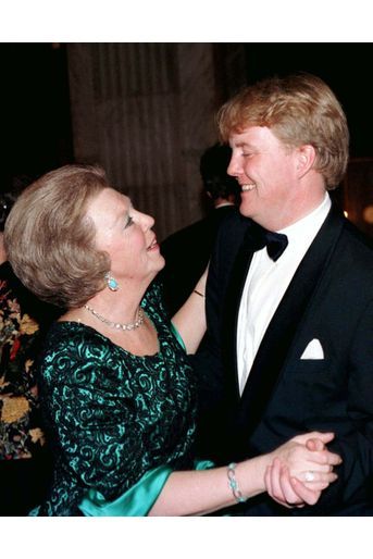 Une danse avec sa mère, la reine Beatrix, en 1998