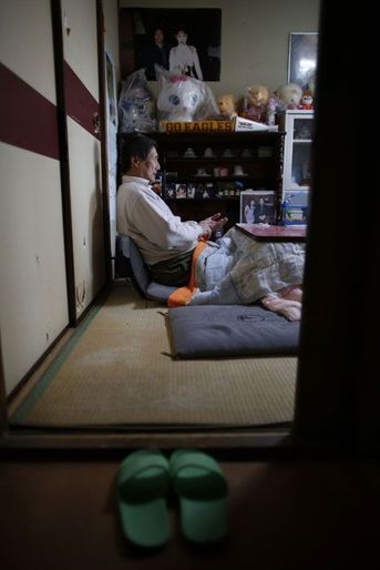 18 décembre, Seiji Sasa, un ancien promoteur de lutte de 67 ans, se tient à son domicile de Sendai, ville située au nord du Japon, durement touchée par le tremblement de terre et le tsunami.