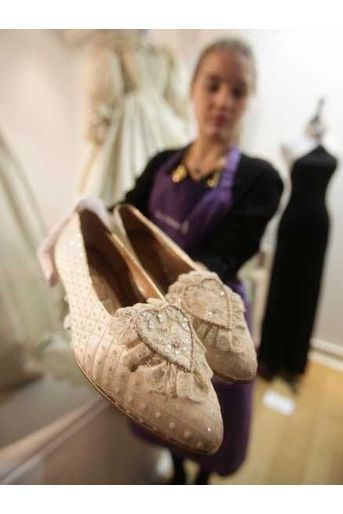 Les chaussures de mariée de Lady Di en 1981 (estimation 58 à 80 000 euros).