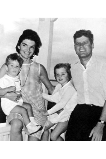 John F. Kennedy, Jacqueline, et leurs enfants, John Jr et Caroline, à leur résidence estivale de Port Hyannis, dans le Massachusetts.