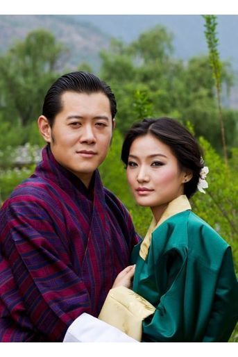 Le 20 mai dernier, lors d&#039;une session parlementaire, le roi du Bhoutan annonçait ses fiançailles.&quot;Même si elle est jeune, elle fait preuve d&#039;une grande générosité&quot;, a déclaré d&#039;elle Jigme Khesar Namgyel Wangchuck.