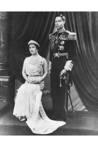Neuvième d'une famille de dix, petite boulotte toujours célibataire à 23 ans, Lady Elisabeth a pourtant hésité à accepter la demande en mariage de "Bertie". Ils ont ensuite formé un couple uni, dans leur résidence de Londres, le 145 Piccadilly.