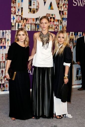 Ashley et Mary-Kate Olsen, qui ont lancé l’année dernière leur quatrième ligne de vêtements nommée Olsenboye, entourent le top model russe Sasha Pivovarova. 