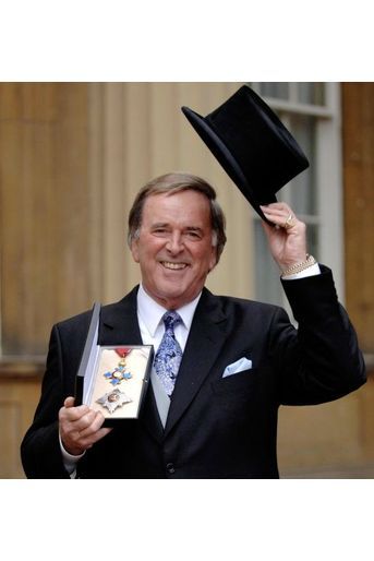 Le présentateur télé de la BBC et animateur radio de la BBC2, ici en 2005 lorsqu'il a été fait Chevalier commandeur de l'Ordre de l'Empire britannique, est la seule personnalité des médias dans ce top 10.