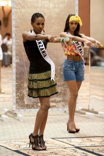 Miss Tanzanie Hellen Dausen et Miss Guatemala Jessica Scheel.
