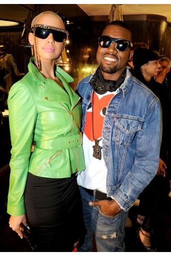 Kanye West est arrivé enlacé avec le mannequin Amber Rose.