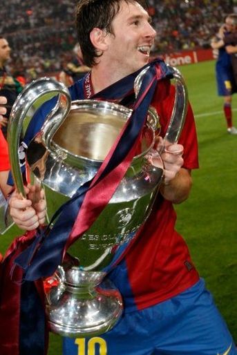Lionel «Léo» Messi a marqué de la tête hier soir. Le petit prodige de 21 ans, considéré comme le meilleur joueur du monde pourrait bien devenir le prochain Ballon d’or. Mais pour l’heure, il savoure cette victoire avec son club de toujours.