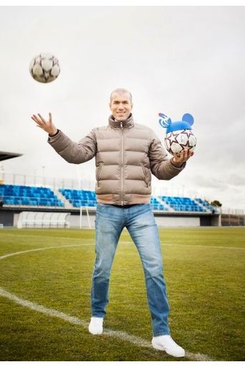 Zinedine Zidane a naturellement repeint les oreilles en bleu-blanc-rouge: «Mickey, je porte tes oreilles pour te demander de continuer à nous faire rêver, les enfants comme les adultes.»