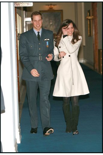 Kate Middleton, avec le prince William recevant ses &quot;ailes&quot; de la RAF, en avril 2008