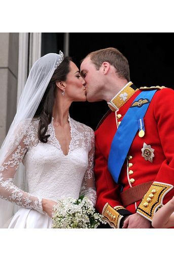 Kate Middleton et le prince William, baiser de mariage au balcon de Buckingham, le 29 avril 2011