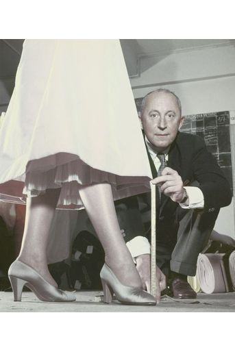 En 1953, Christian Dior est en couverture de Paris Match et lance « la guerre des jupes » avec des ourlets à 40 centimètres du sol. En 1947, son new-look opulent avait déjà fait scandale dans la France de l¹après-guerre.