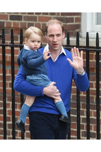 Le prince William emmène George voir Kate et Charlotte après la naissance de la petite princesse le 2 mai 2015