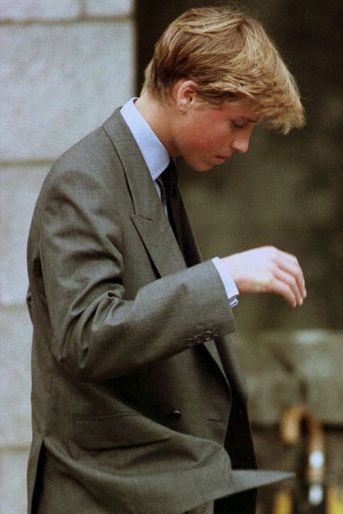 Le prince William verse une larme, après avoir vu les fleurs laissées par le public à Balmoral, le 4 septembre 1997