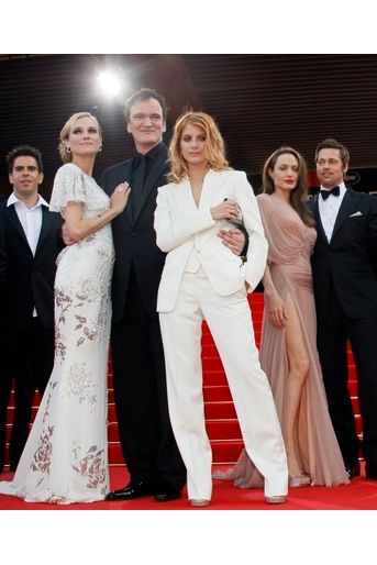 Quentin Tarantino, entourée du casting de luxe de son "Inglourious Basterds". Diane Kruger et Melanie Laurent sont dans les bras du réalisateur. Pour assurer ses arrières, Eli Roth (à g.) et Brad Pitt (à dr.) accompagné d'Angelina Jolie. 