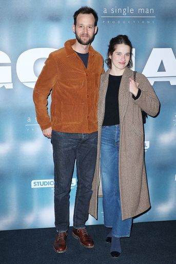 Benjamin Lavernhe et sa compagne Rebacca à l'avant-première du film «Goliath», à Paris, le 8 mars 2022.