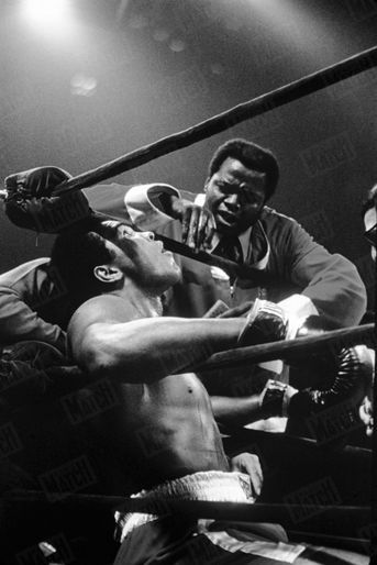 Ali, entre deux rounds. Il avait juré : « Joe sera un sac de boxe. » Mais c’est lui qui est malmené par son rival.