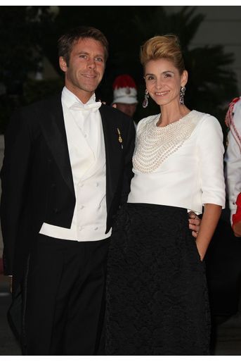 Le prince Emmanuel Philibert de Savoie et la princesse Clotilde Courau assistent à la cérémonie religieuse du mariage royal du prince Albert II de Monaco avec la princesse Charlène de Monaco, le 2 juillet 2011 à Monaco.