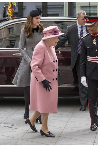 La reine Elizabeth II et Kate Middleton en visite au King's College de Londres le 19 mars 2019