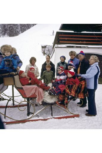 La reine Juliana des Pays-Bas et le prince Bernhard avec leurs filles, leurs gendres et leurs petits-enfants à Lech, le 26 décembre 1978