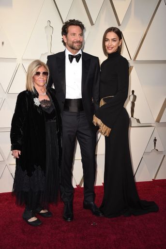 Bradley Cooper, sa mère Gloria et Irina Shayk sur le tapis rouge de la 91e cérémonie des Oscars le 24 février 2019