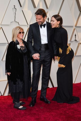 Bradley Cooper, sa mère Gloria et Irina Shayk sur le tapis rouge de la 91e cérémonie des Oscars le 24 février 2019