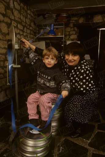 Dans sa salle de montage, Agnès Varda familiarise son petit-fils Augustin avec la pellicule.