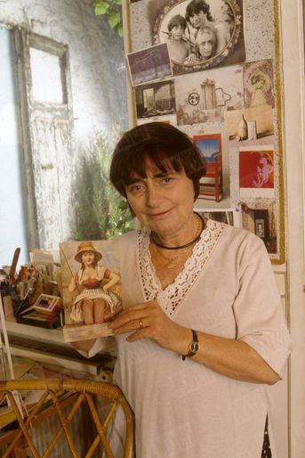 Agnès Varda devant sa collection de cartes postales insolites.