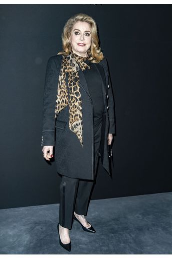 Catherine Deneuve au défilé Saint Laurent lors de la Fashion Week de Paris le 26 février 2019