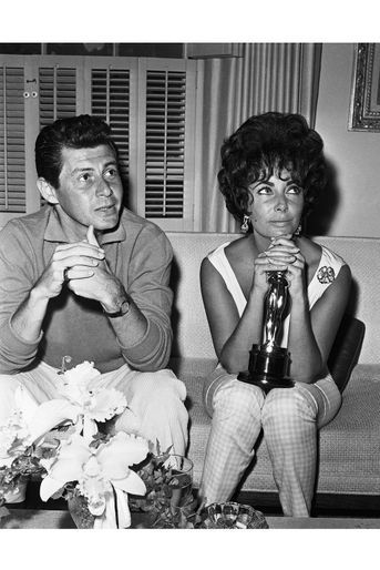 33ème cérémonie des Oscars (1961)Elizabeth Taylor remporte son premier Oscar (elle en recevra trois au total) pour son rôle dans "La Venus au vison", de Daniel Mann, sur fond de scandale : l'actrice a eu une liaison avec Eddie Fisher alors que celui-ci était marié à la populaire Debbie Reynolds. L'acteur a finalement divorcé pour épouser Elizabeth Taylor en 1959. Mais le public voit d'un mauvais oeil leur relation, et tique quand ils jouent ensemble dans "La Venus au vison". Atteinte d'une pneumonie, Elizabeth Taylor regagne la sympathie des spectateurs. C'est le souffle court, toujours pas guérie de sa maladie, que l'actrice monte sur scène pour récupérer sa récompense. (Photo : Elizabeth Taylor reçoit l'Oscar de la meilleur actrice en 1961)