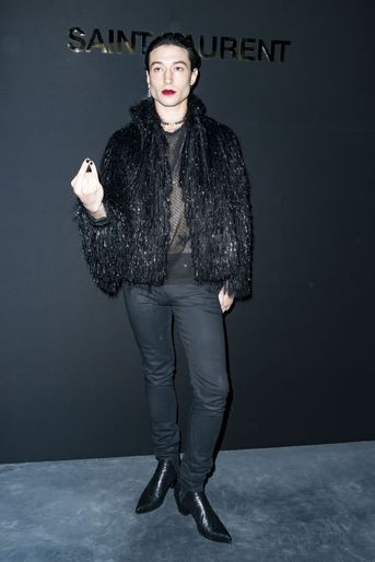 Ezra Miller au défilé Saint Laurent lors de la Fashion Week de Paris le 26 février 2019
