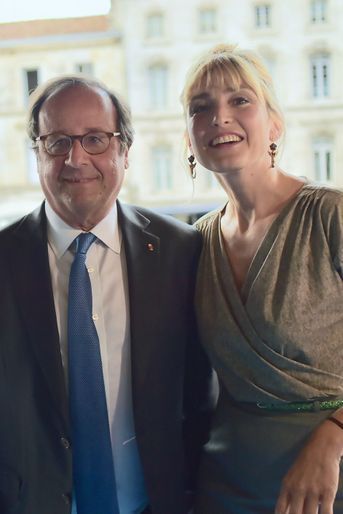 La relation de François Hollande et Julie Gayet a été révélée au public en 2014, mais c&#039;est depuis 2013 qu&#039;ils se fréquenteraient. Ils avaient officialisé en 2017.