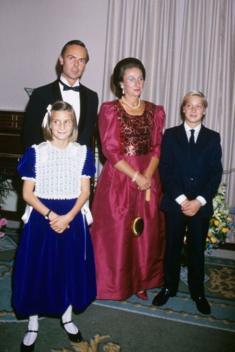 L'infante Margarita d'Espagne et Carlos Zurita avec leurs enfants, en 1985