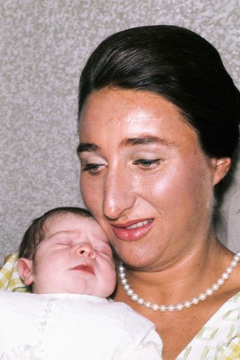 L'infante Margarita d'Espagne avec son fils Alfonso, le 9 août 1973