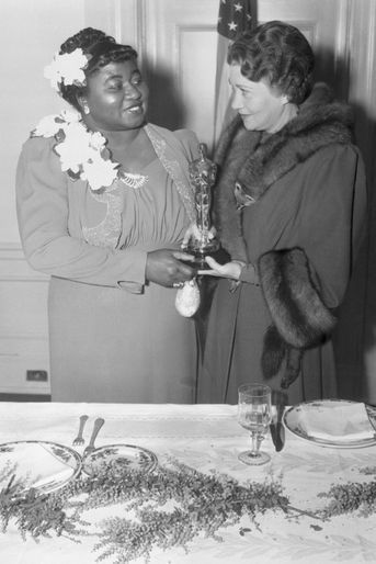 12ème cérémonie des Oscars (1940)Hattie McDaniel est la première actrice noire à remporter un Oscar. Elle obtient l'award du meilleur second rôle féminin pour son jeu dans "Autant en emporte le vent", de Victor Fleming, film qui bat le record de statuettes avec 10 récompenses(Photo : Hattie McDaniel reçoit l'Oscar des mains de Fay Bainter en 1940)