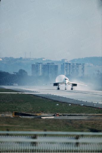 &quot;16h10, double nuage de poussière, « Concorde » retrouve le sol. Le parachute de queue s’ouvre pour le freiner. Il roule 1500 mètres.&quot; - Paris Match n°1035, 8 mars 1969