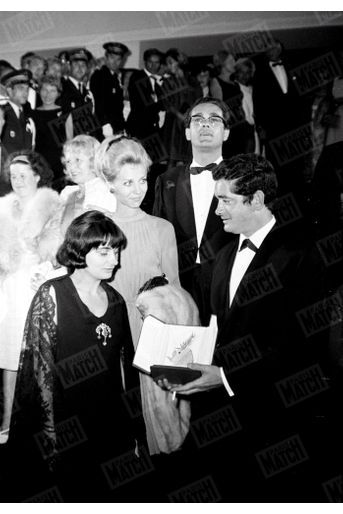 Agnès Varda et Jacques Demy au 17ème Festival de Cannes, en 1964, avec la Palme d&#039;or que le réalisateur vient de recevoir pour son film &quot;Les parapluies de Cherbourg&quot;.