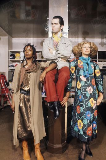 Karl Lagerfeld, styliste de Chloé, présente les modèles d'hiver en juillet 1976.